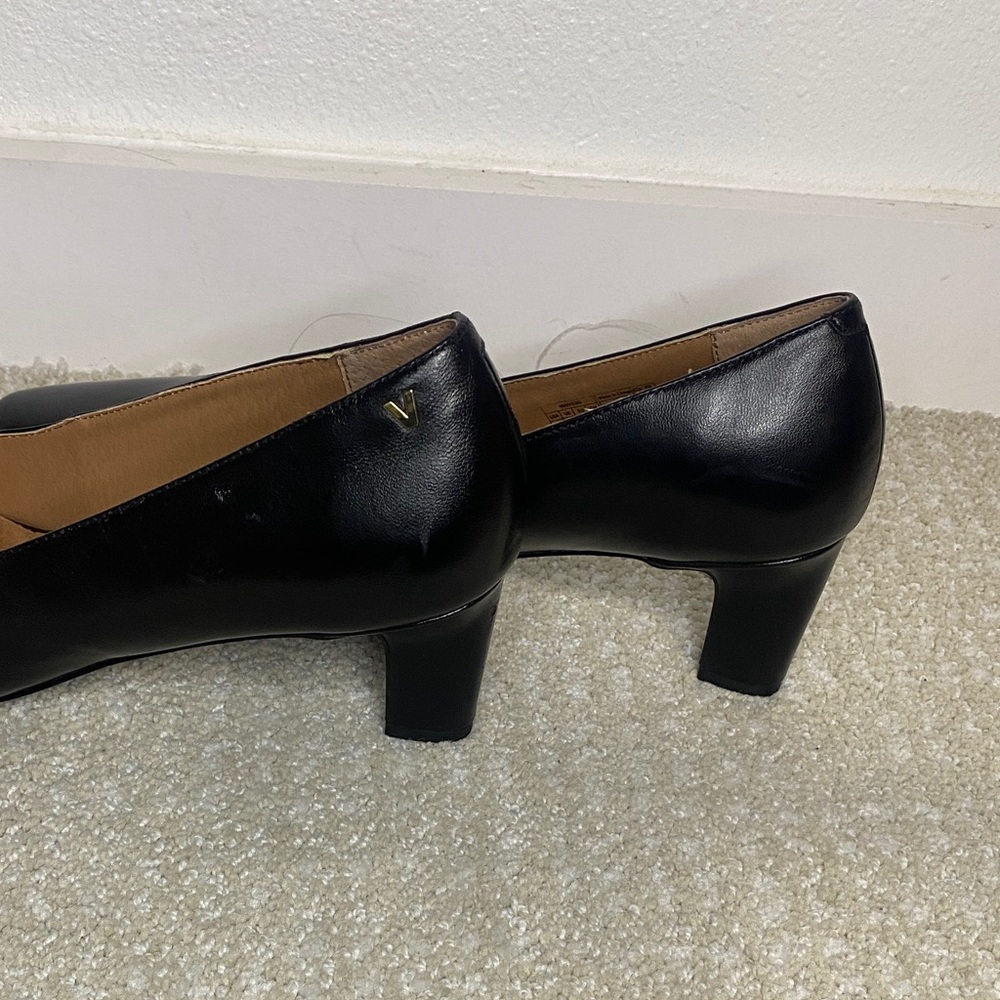 Vionic Black Pumps - image 5